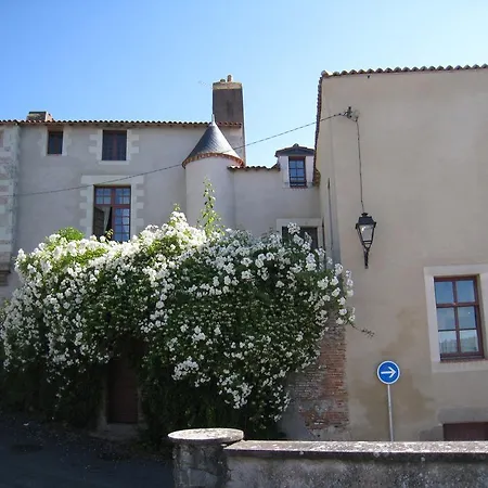 Le Logis Des Tourelles Couette-café 2*