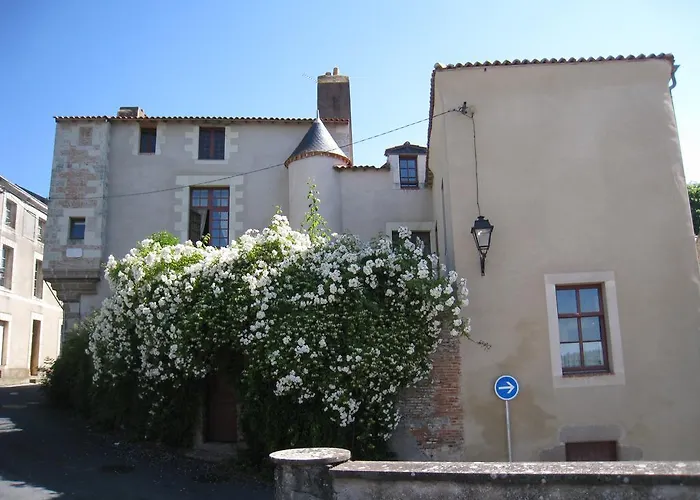 Le Logis Des Tourelles Couette-café 2*